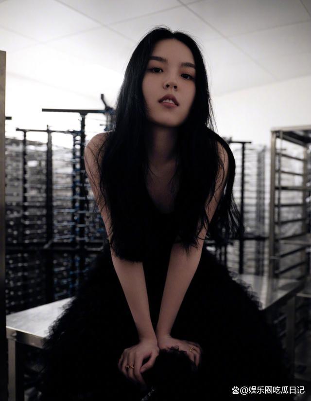 刚出道热搜不断！李咏女儿法图麦露背身材曼妙 生图与宣传照差距大惹争议