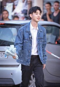 ​王俊凯同款牛仔外套（王俊凯大衣贝雷帽造型大片）