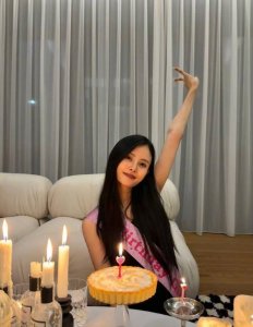 ​李光洁晒照为妻子庆生 夫妻俩共享烛光晚餐超浪漫