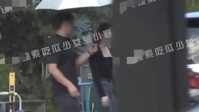 ​刘亦菲玫瑰故事下班路透 穿黑色上衣状态抗打