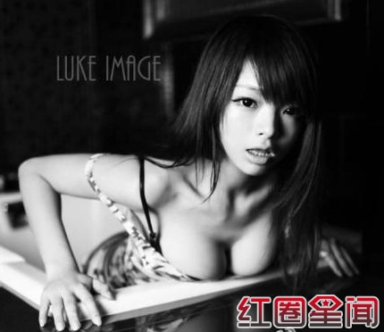 爆李玲大胸露三点性感火辣照片 胸大真的影响睡眠吗