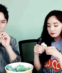 ​杨幂让李佳琦帮自己测腿围（李佳琦开黄腔撩杨幂）