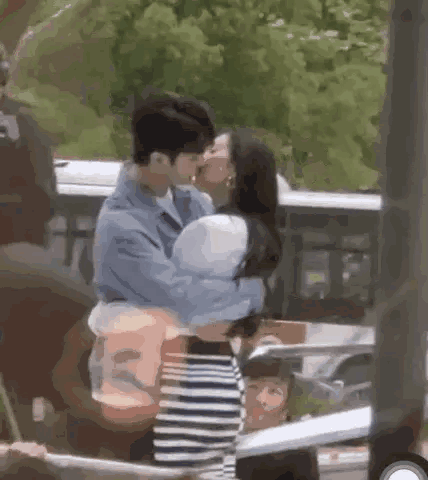杨幂许凯亲吻（杨幂与许凯新剧爱的二八定律浪漫吻戏被路透）(2)