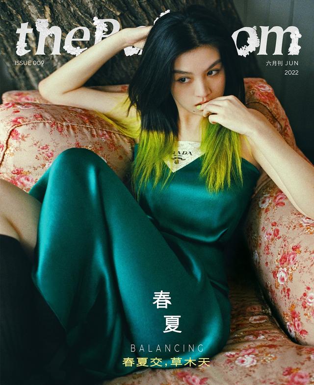 杨幂穿碎钻星空高开叉长裙 杨幂穿真丝睡裙(15)