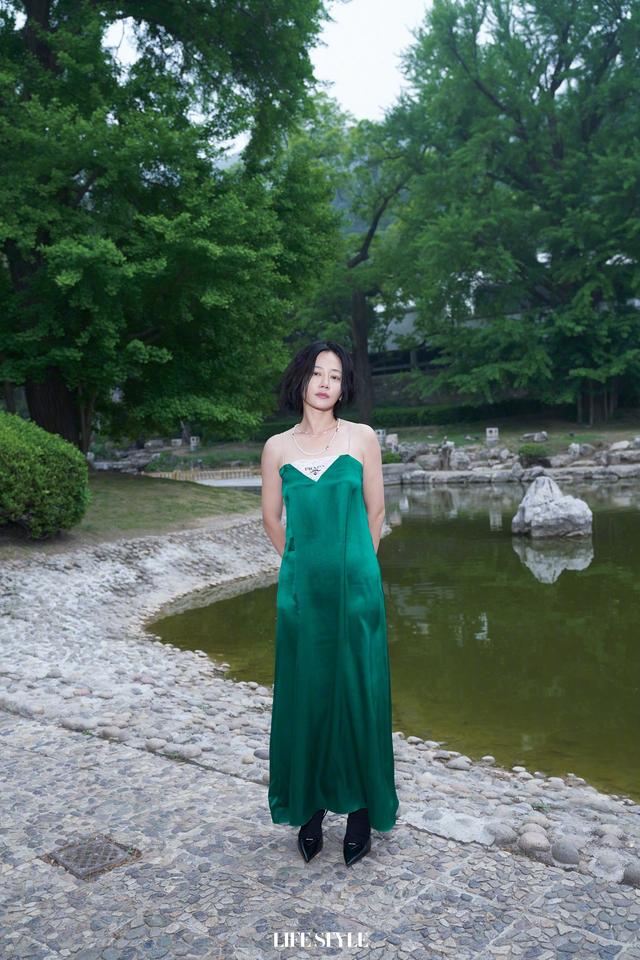杨幂穿碎钻星空高开叉长裙 杨幂穿真丝睡裙(13)