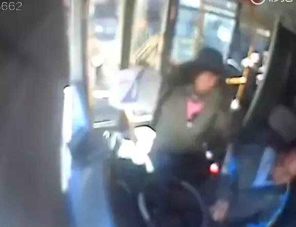 重庆万州公交车坠江说明什么（重庆万州公交车坠江真相公布）(4)