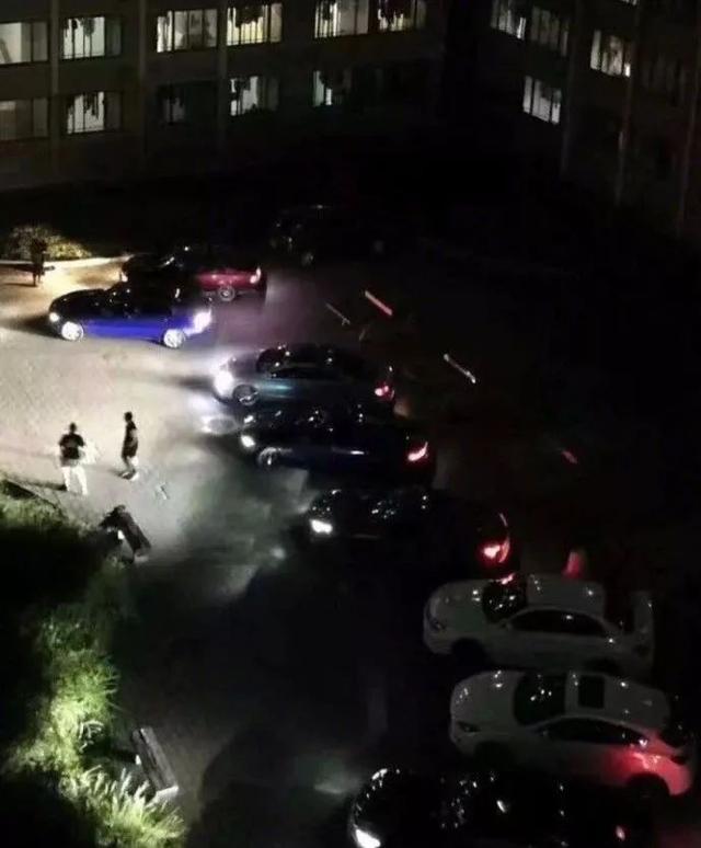 大学门前车顶放瓶水（广西一高校门前多辆车顶放水瓶）(11)