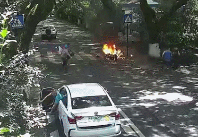杭州电动车爆燃烧伤女孩去世（又是电动车当街瞬间爆燃）(3)