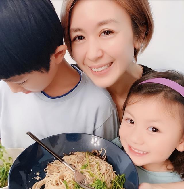 娱乐圈里的十大女明星谁最美（现今却灵气全无）(23)