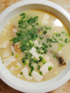 ​简单鲫鱼炖豆腐最佳做法（鲫鱼和豆腐是天生一对）