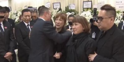 ​李玟妈妈因习俗缺席出殡仪式 长眠地暂时未定