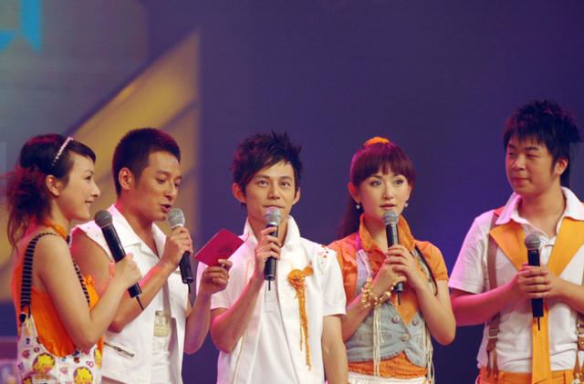 何炅一家四口全家福曝光 20年来拼命护着4兄妹(71)