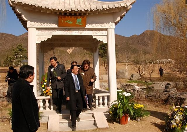 侯耀文闺女和侯耀华争遗产谁赢了（2011年侯耀文骨灰安放仪式）(1)