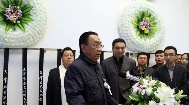 侯耀文闺女和侯耀华争遗产谁赢了（2011年侯耀文骨灰安放仪式）(12)