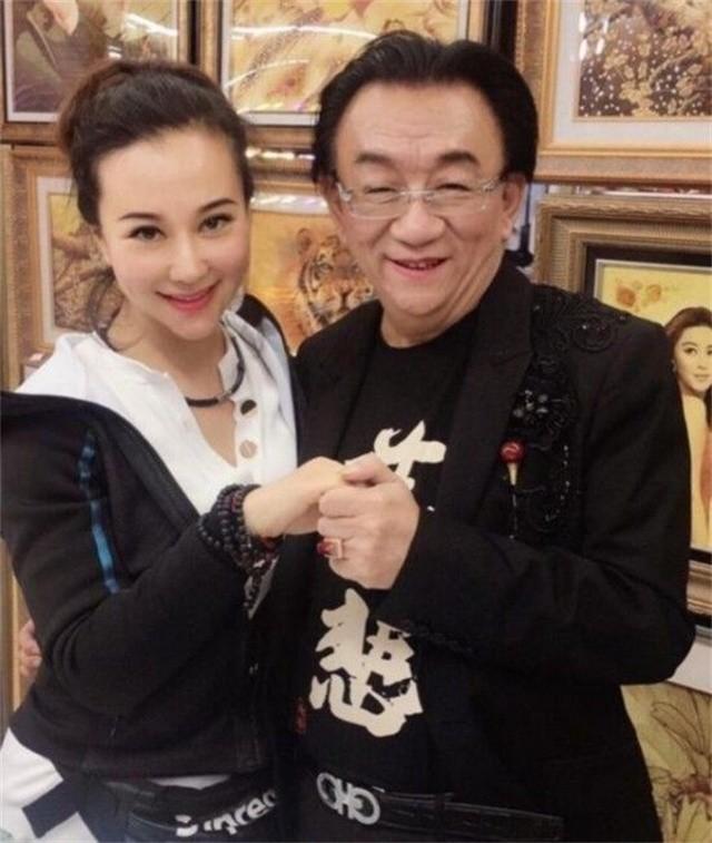 侯耀文闺女和侯耀华争遗产谁赢了（2011年侯耀文骨灰安放仪式）(17)