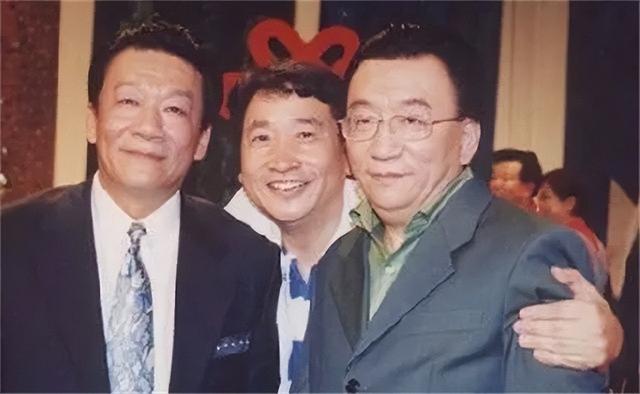 侯耀文闺女和侯耀华争遗产谁赢了（2011年侯耀文骨灰安放仪式）(11)