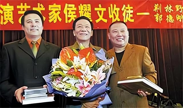 侯耀文闺女和侯耀华争遗产谁赢了（2011年侯耀文骨灰安放仪式）(24)