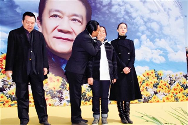 侯耀文闺女和侯耀华争遗产谁赢了（2011年侯耀文骨灰安放仪式）(6)