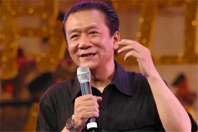 侯耀文闺女和侯耀华争遗产谁赢了（2011年侯耀文骨灰安放仪式）(19)