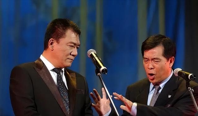 侯耀文闺女和侯耀华争遗产谁赢了（2011年侯耀文骨灰安放仪式）(14)