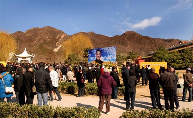 侯耀文闺女和侯耀华争遗产谁赢了（2011年侯耀文骨灰安放仪式）(3)