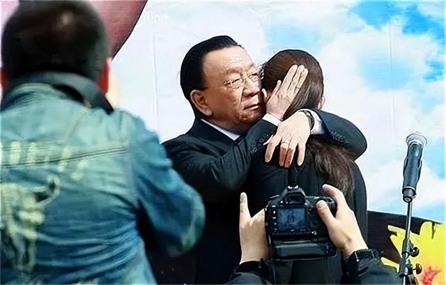 侯耀文闺女和侯耀华争遗产谁赢了（2011年侯耀文骨灰安放仪式）(2)