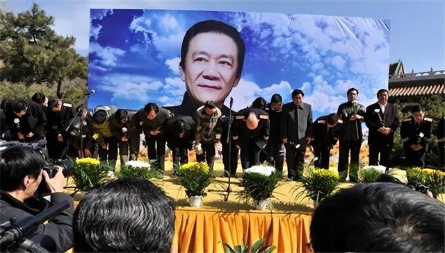 侯耀文闺女和侯耀华争遗产谁赢了（2011年侯耀文骨灰安放仪式）(21)