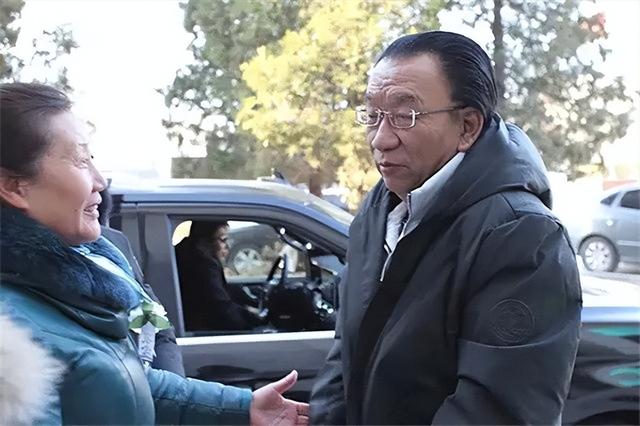 侯耀文闺女和侯耀华争遗产谁赢了（2011年侯耀文骨灰安放仪式）(9)