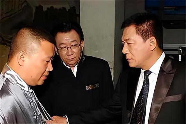 侯耀文闺女和侯耀华争遗产谁赢了（2011年侯耀文骨灰安放仪式）(18)