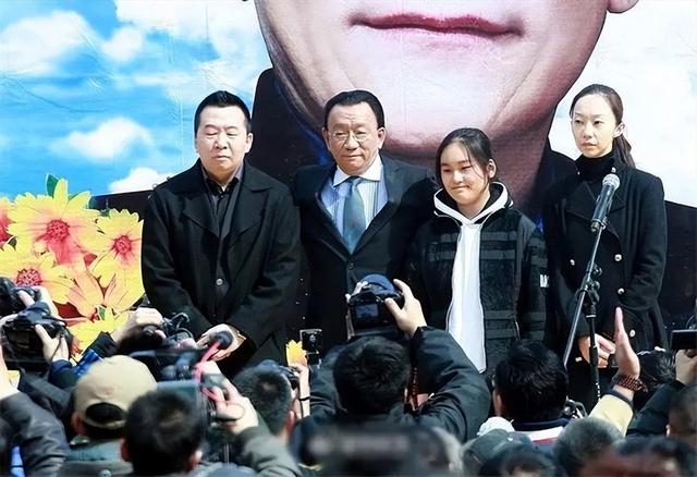 侯耀文闺女和侯耀华争遗产谁赢了（2011年侯耀文骨灰安放仪式）(23)