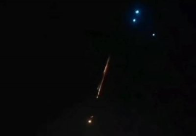 ​新疆现多个发光体划过夜空奇观（新疆夜空一串不明发光体）