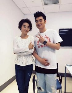 ​爱情公寓里演丽萨榕的是谁（主持人榕榕演爱情公寓走红）