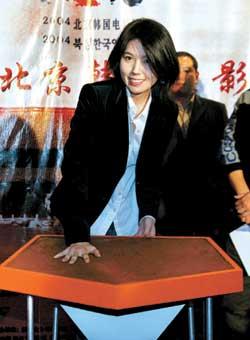 韩国李恩珠04年颁奖典礼（回顾韩国已故影星李恩珠十四年前的北京韩国电影展之行）(6)