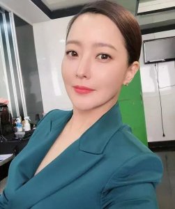 ​金喜善为女儿扮学生（金喜善女儿曾因长相被群嘲）