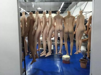 ​男子网购神秘娃娃（花几万块买硅胶娃娃）