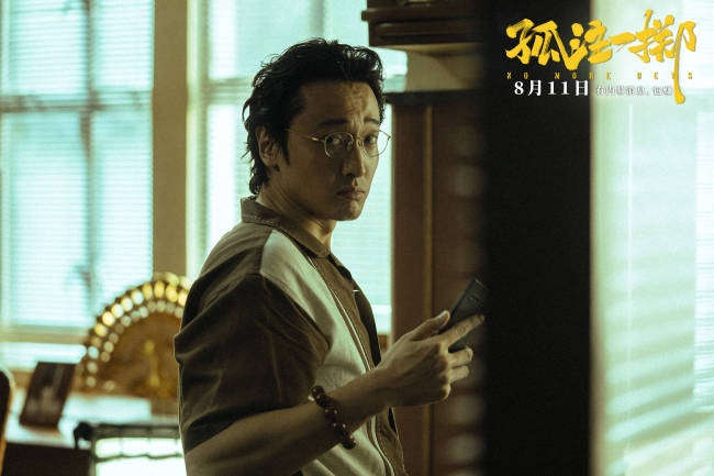 王传君《孤注一掷》片场反差萌 “诈骗头子”人前人后两幅面孔
