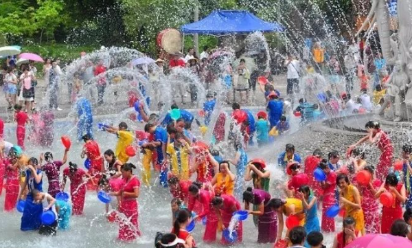 傣族泼水节的来历,傣族泼水节的由来图3