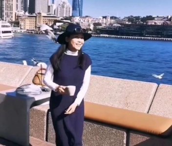 ​田震晒视频分享日常，背景音乐用刀郎的歌，现居国外很惬意