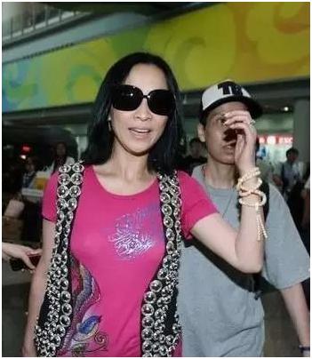 年轻女星佩戴的手串（女明星们怕撞衫）(5)