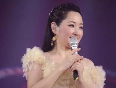 ​杨钰莹晒美照清新减龄气质优雅（杨钰莹说话太好听）