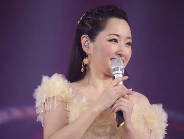 杨钰莹晒美照清新减龄气质优雅（杨钰莹说话太好听）(1)