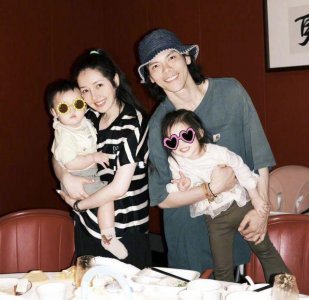 ​向佐晒与郭碧婷游西湖，首曝儿子高清正面照，弟弟似混血