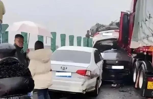 湖南高速车祸致16死66伤后续（湖南高速致16死事故）(7)