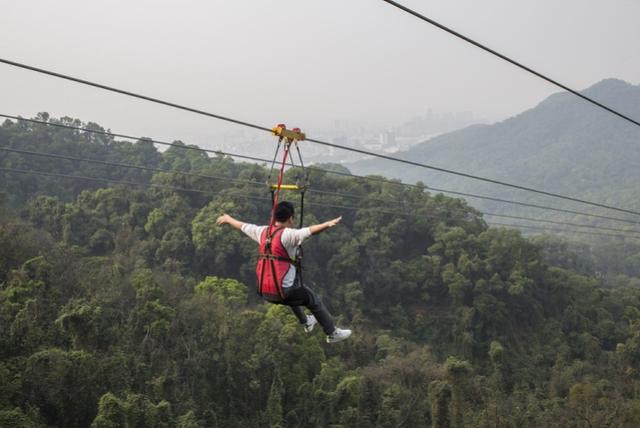 体验白云山高空滑索(全国最长滑索下月开放)(1)