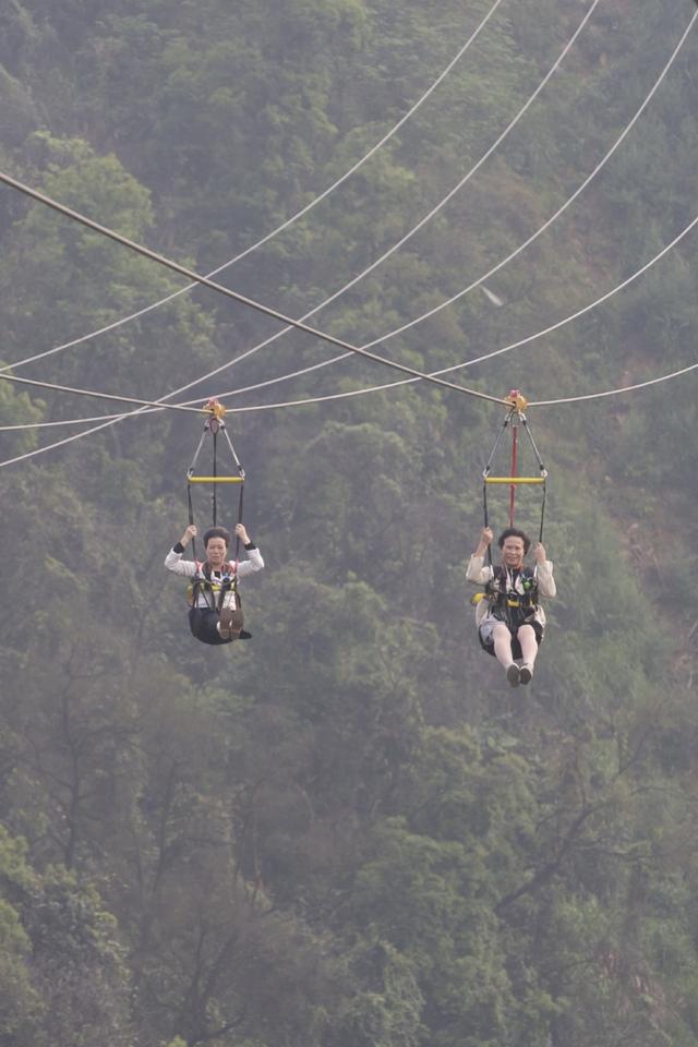 体验白云山高空滑索(全国最长滑索下月开放)(2)