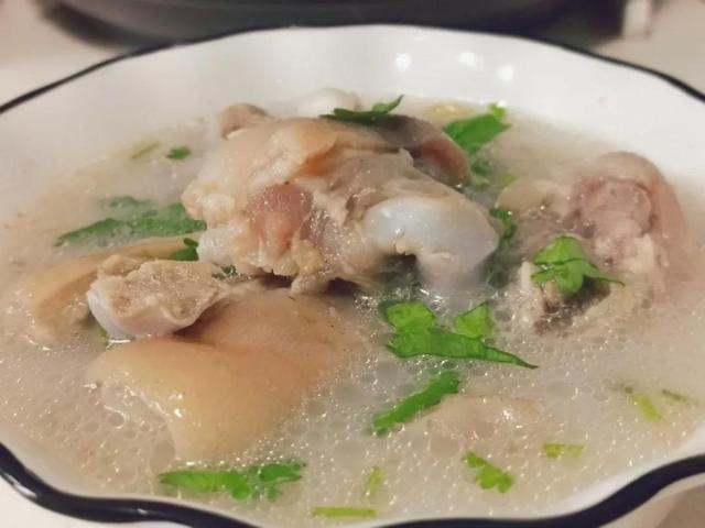 猪蹄汤的正宗做法(烹饪简单汤汁浓厚)(4)