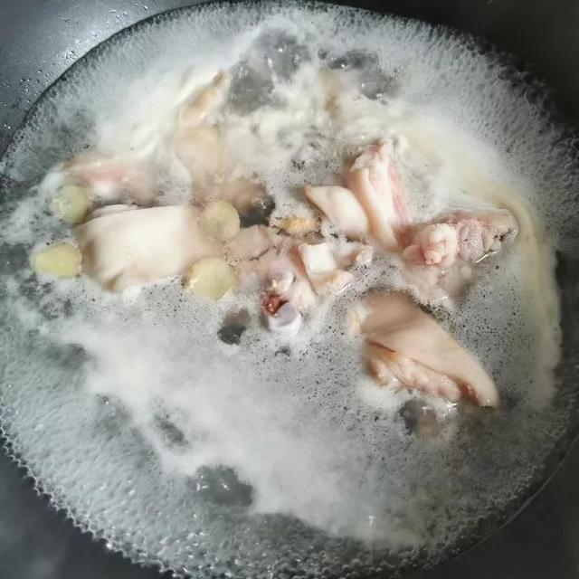 猪蹄汤的正宗做法(烹饪简单汤汁浓厚)(2)