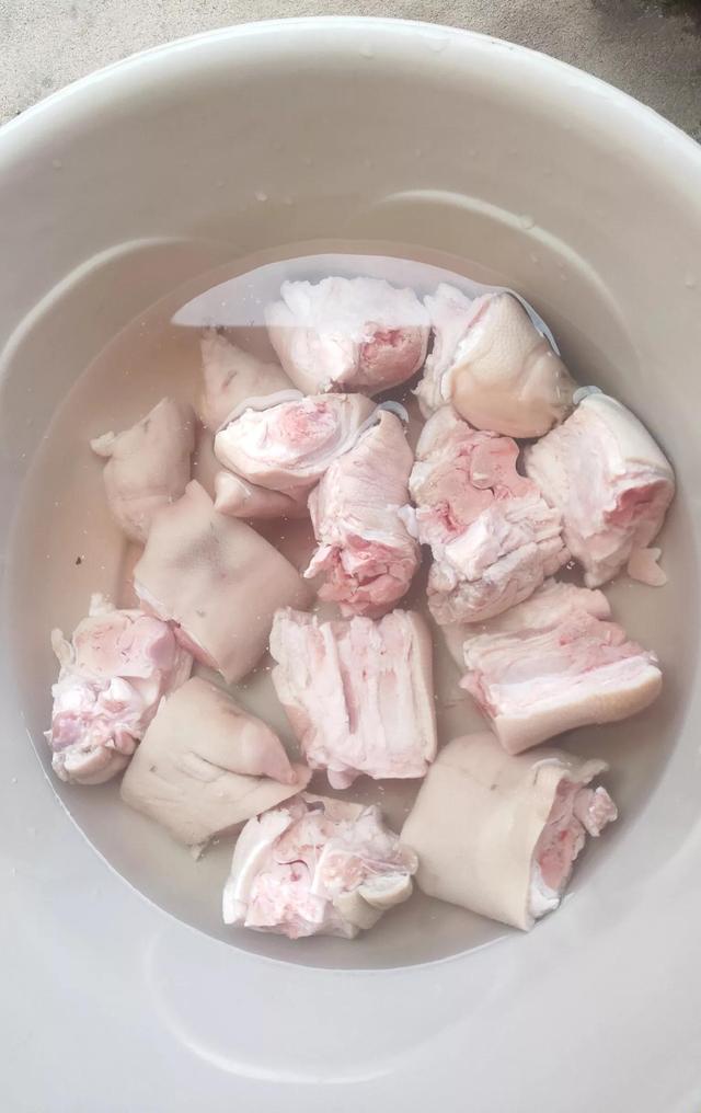 猪蹄汤的正宗做法(烹饪简单汤汁浓厚)(1)