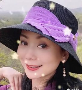 ​谭梅简历的照片（朱军爱妻谭梅51岁气质优雅）