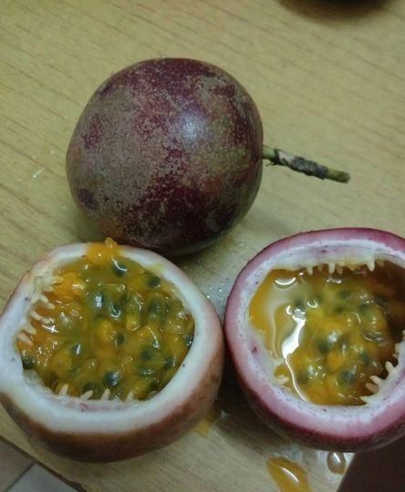 百香果风干了还能吃吗 我冬天的时候给家里买了一箱百香果，没吃完